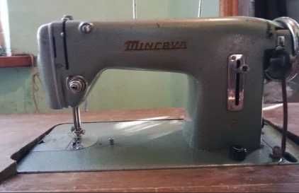 Универсальная чехословацкая швейная машинка Minerva с тумбой