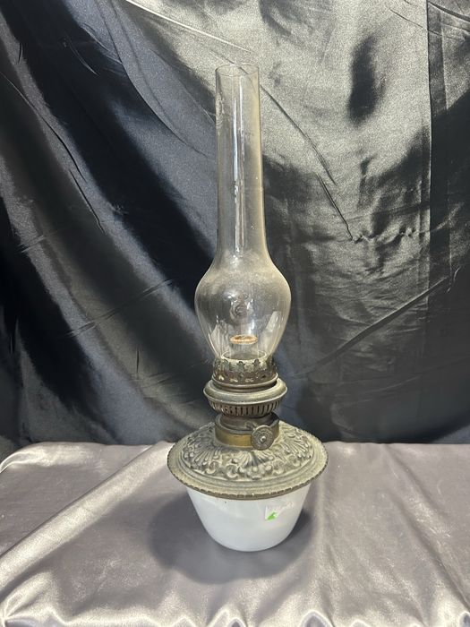 Lampa Naftowa z Białym Ceramicznym Zbiornikiem
