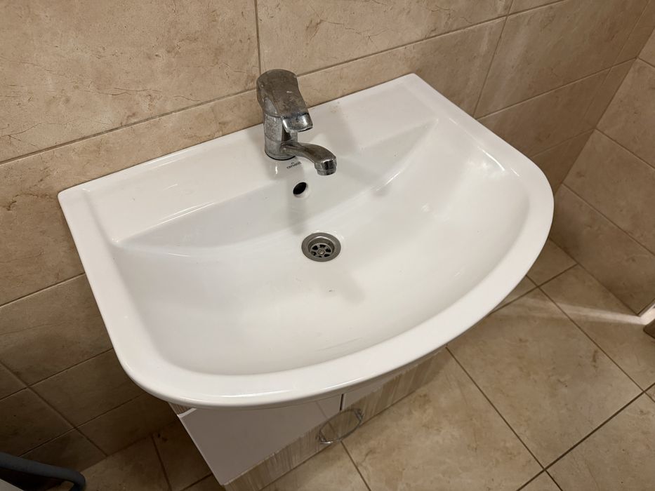 Умивальник з тумбою / ванна кімната