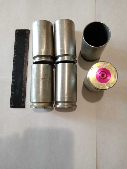 Герб України на зрізі дерева вибиті із стреляних гільз.