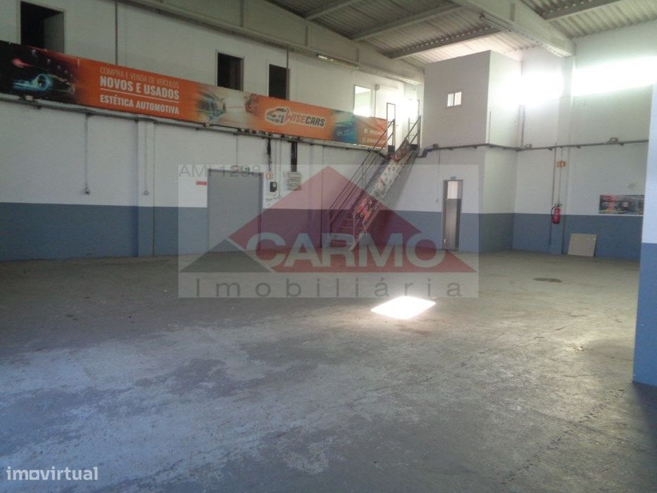 Armazém de 300m2 com Logradouro de 2,500m2, ( Disponível a partir d...