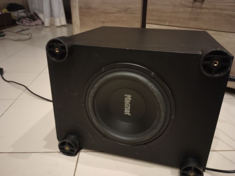 Magnat Subwoofer Czarny kolor Sprawny ładnie gra