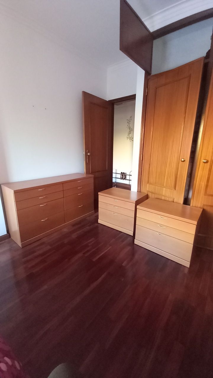 2 Mesas de  cabeceira e uma comoda com 8 gavetas