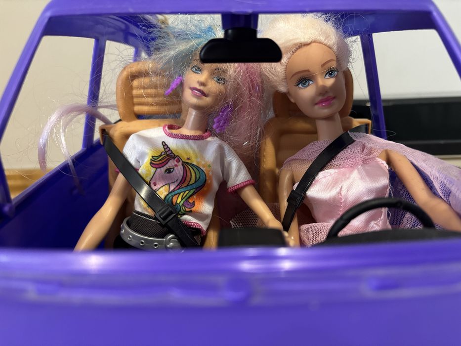Samochód barbie z lalkami i przyczepą dla koni