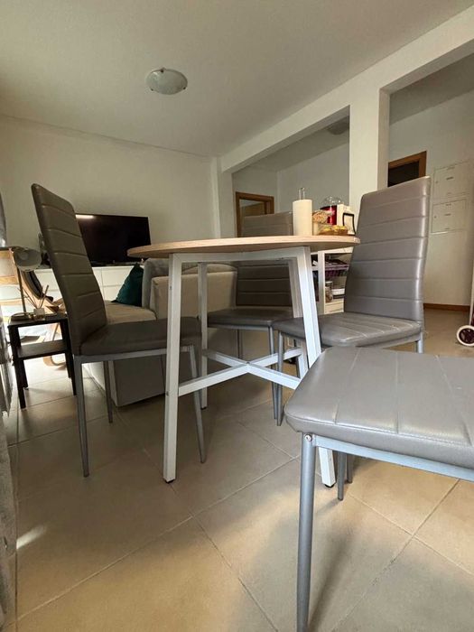 Mesa Redonda com 4 Cadeiras – Perfeito para Cozinha!