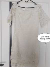 Плаття білого кольору розмір 42-44
