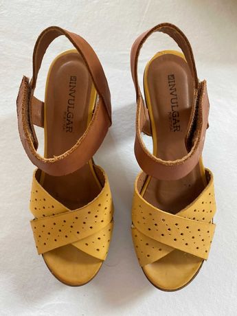 Sandálias de mulher INVULGAR (T39, €12).