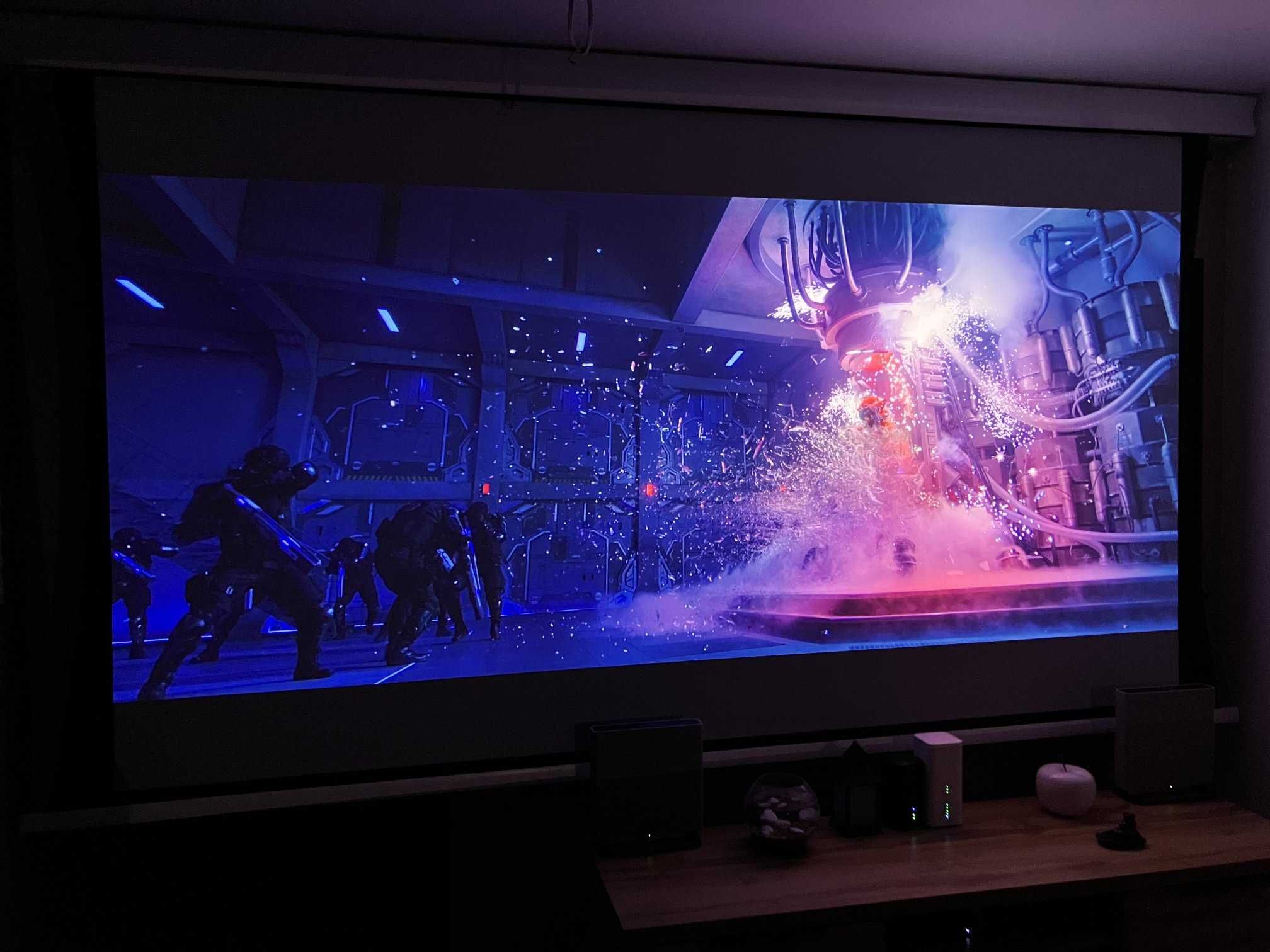 Projektor laserowy wysokiej klasy XGIMI RS 10 Ultra + uchwyt sufitowy