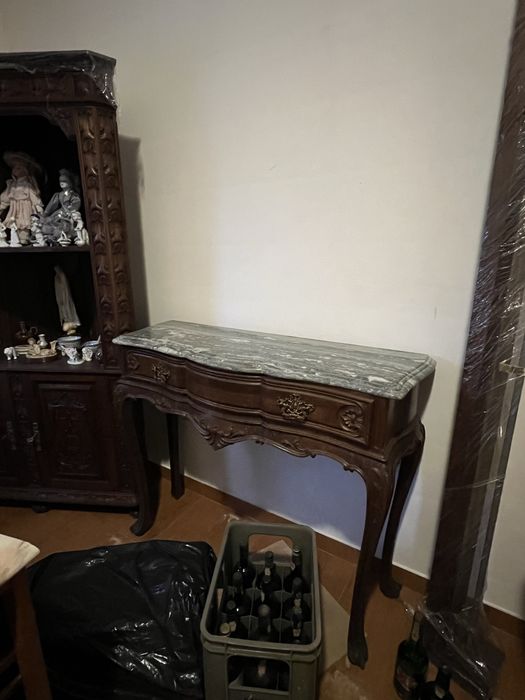 Mobilia em madeira trabalhada a mão