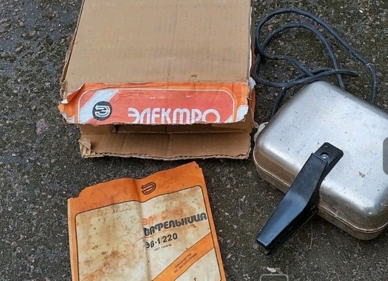 Электровафельница рабочая  1989 г. СССР винтаж