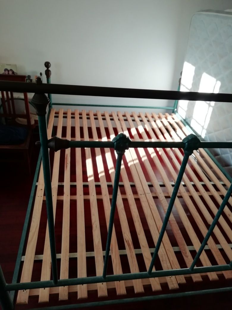 Cama de ferro de casal com colchão e estrado ripas