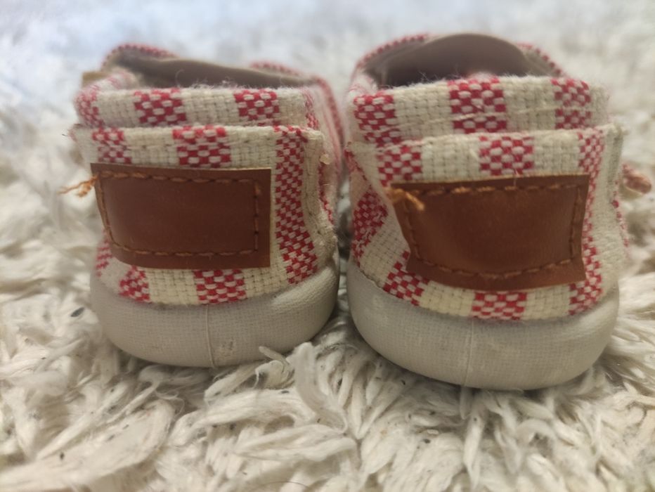 Paez vermelhas e brancas