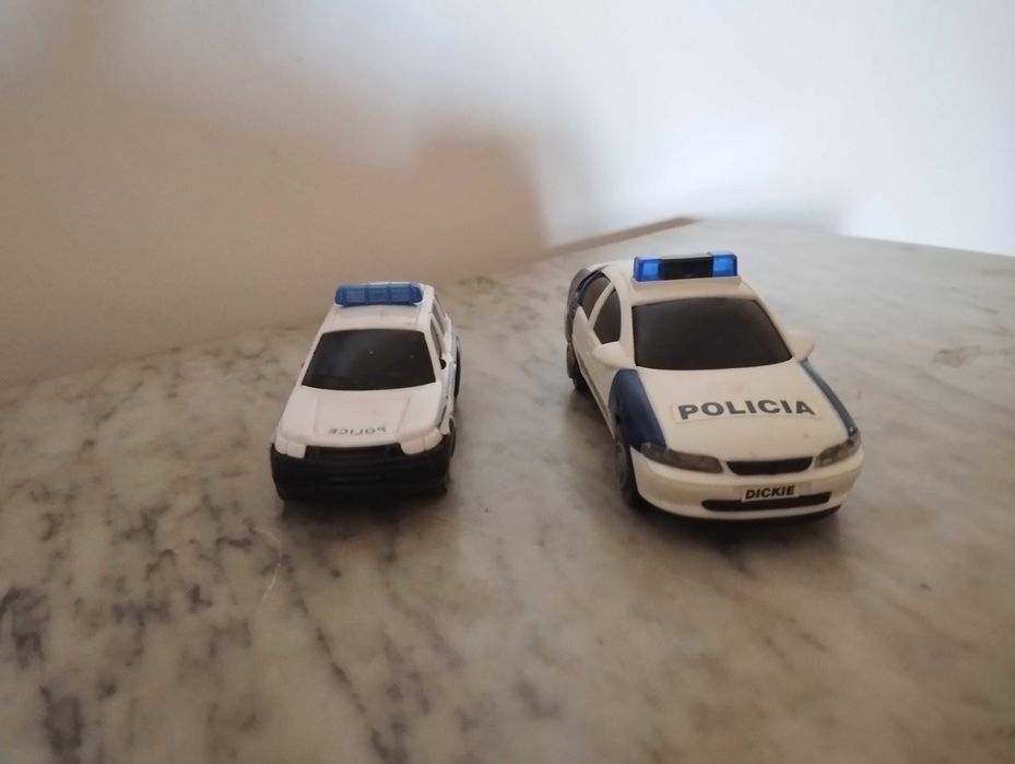 2 carros da polícia.
