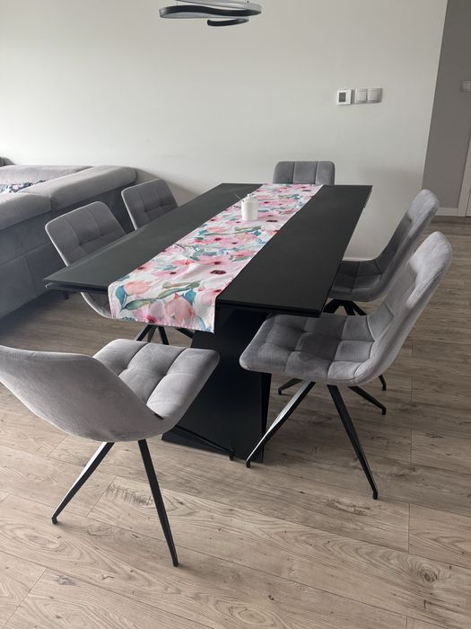 Zadbane 2 krzesła welurowe kolor monolith 84