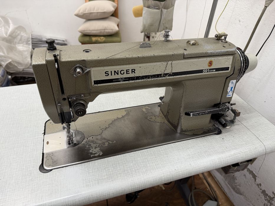 Maszyna do szycia, steblówka SINGER 591 C310b. Automatyczne nożyczki