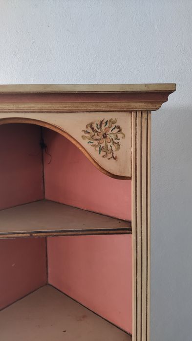 Móvel de canto antigo