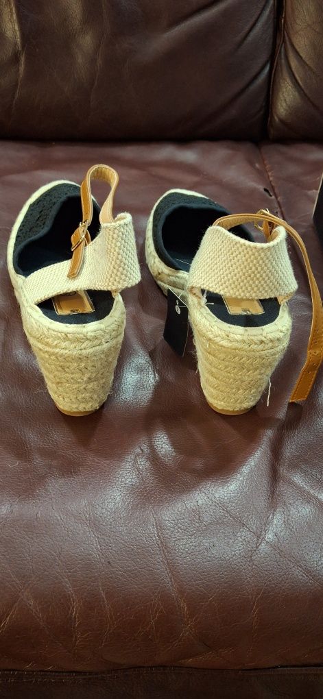 Buty letnie na plecionym koturnie