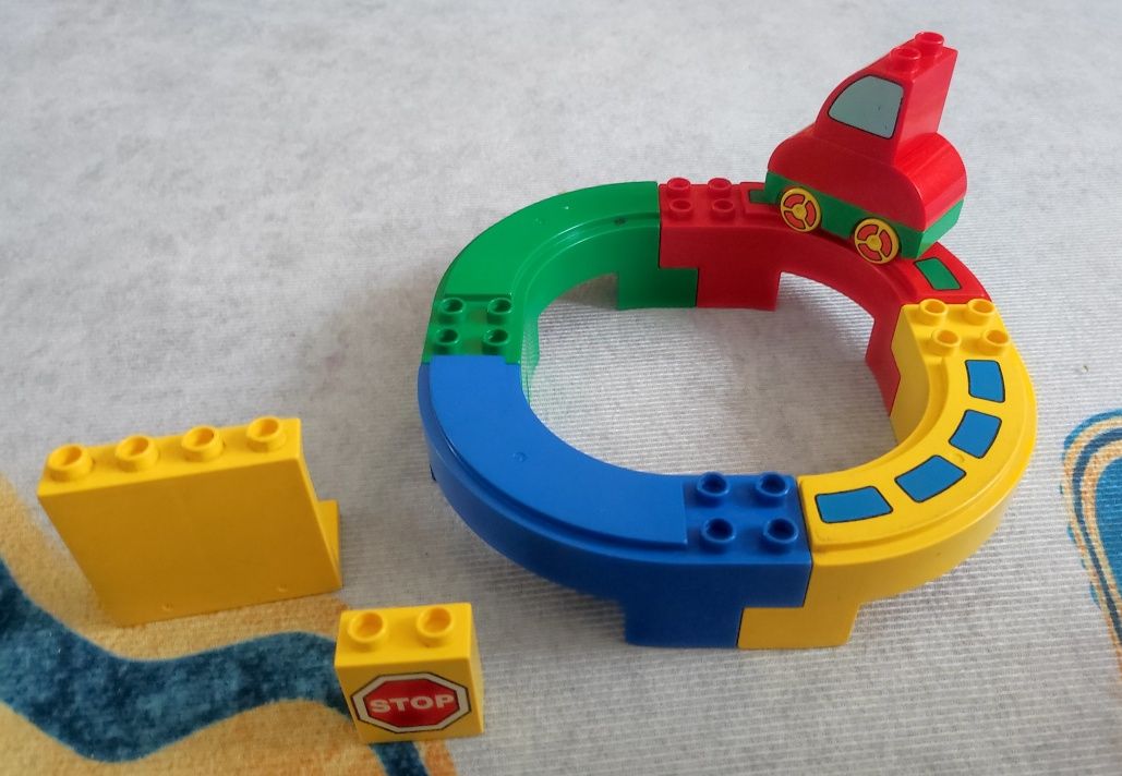 Klocki LEGO Duplo zestaw tory i wagonik ciuchcia