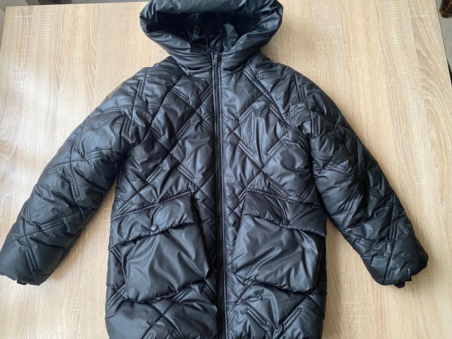 Зимова тепла куртка на дівчинку.