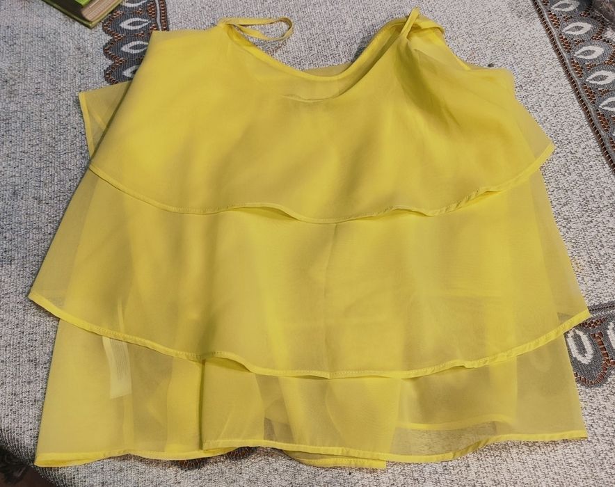 Bananowy top z falbankami