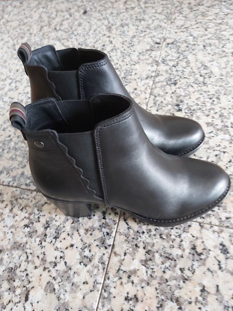 Botas Pele Preto T35