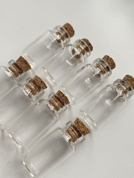Zestaw 8 szklanych buteleczek butelek z korkiem 3cm wysokość