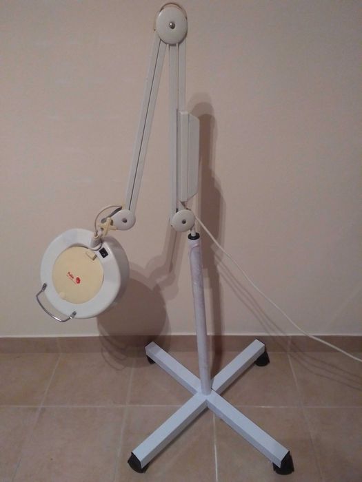 Lupa de Estética com Luz, 3 dioptrias e pé rodado