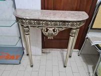 Mesa de entrada com tampo em mármore