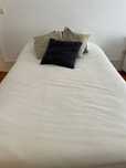Cama tipo estrado com colchão incluído