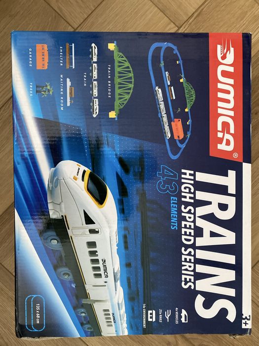 Zabawka pociąg, tory, stacja