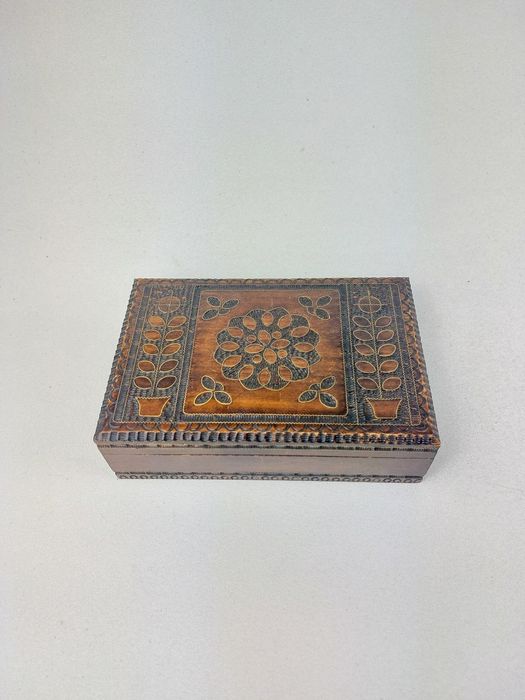 Drewniana szkatułka pudełko ręcznie rzeźbione zdobiona mosiądzem