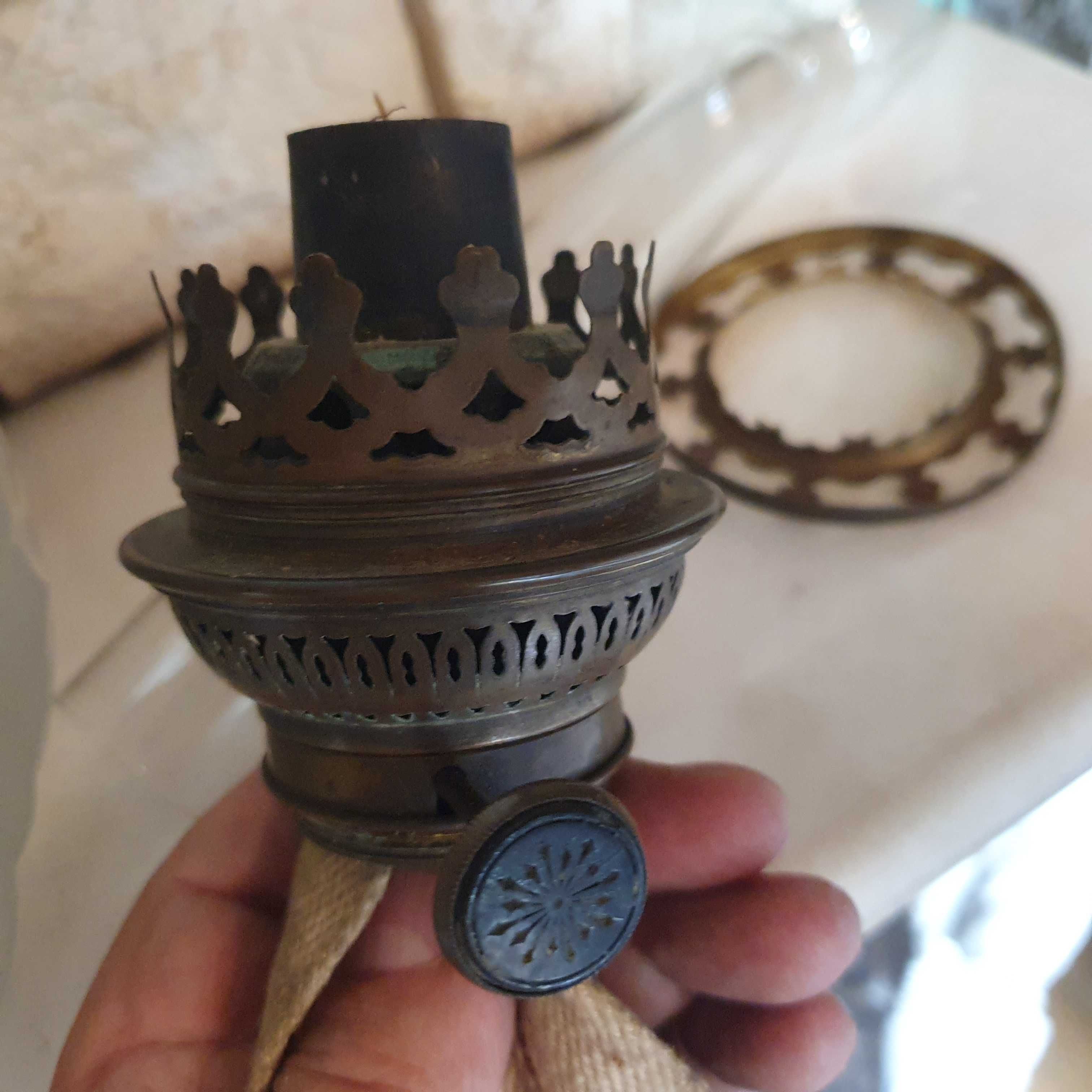Sprawna lampa naftowa z XIX wieku