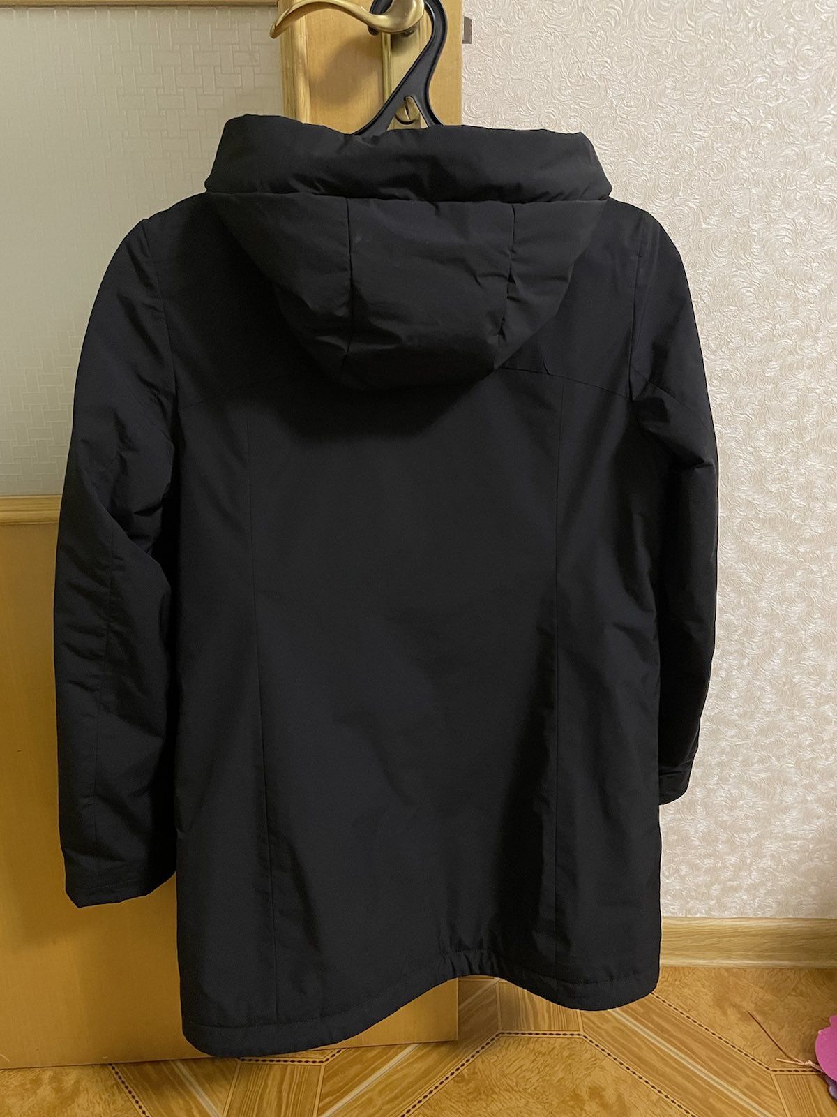 Демисезонная курточка черного цвета в состоянии новой