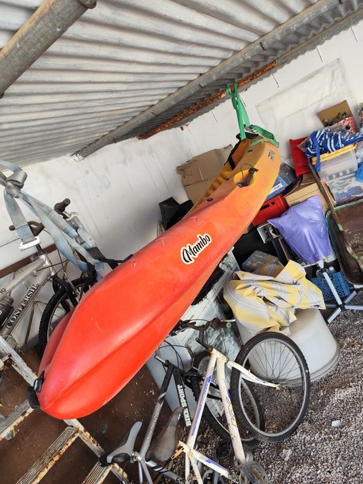 Vendo kayak como novo foi 5ou 6 vezes a água vai com os remos