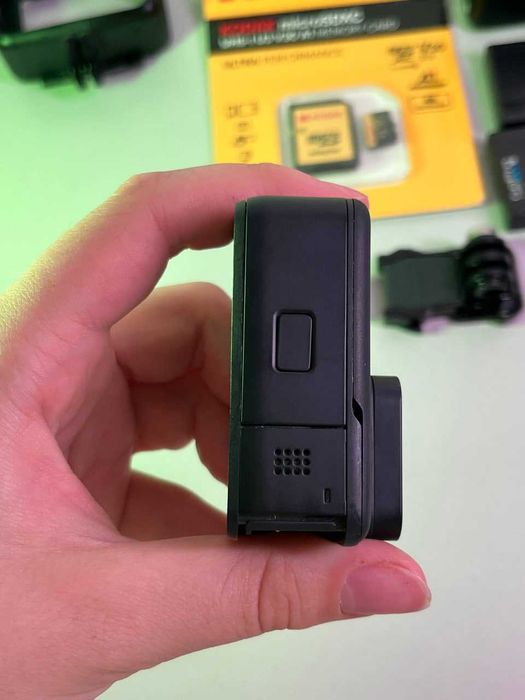 Екшн-камера GoPro HERO 7 Black з зарядною станцією в комплекті.
