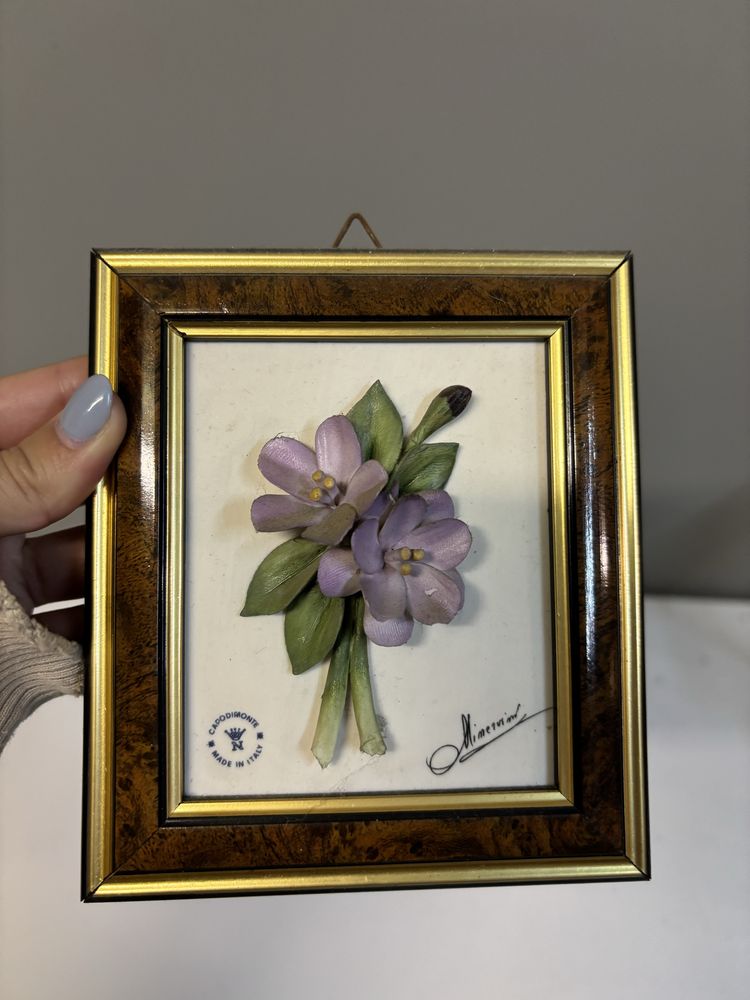 Quadros com flores feitas de louça