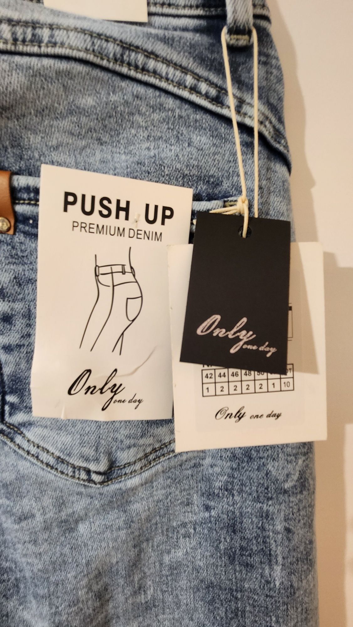 Świetne modne hitowe spodnie jeansy przecierane serduszka push up