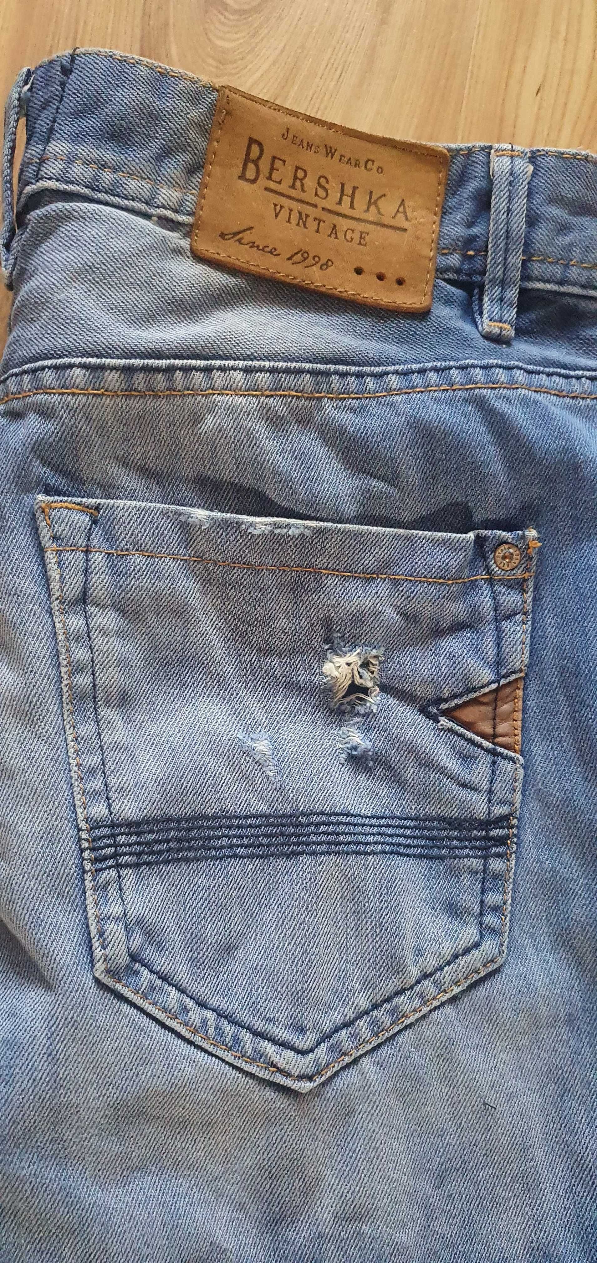 Bershka Vintage jeansy z dziurami zapinane na guziki s