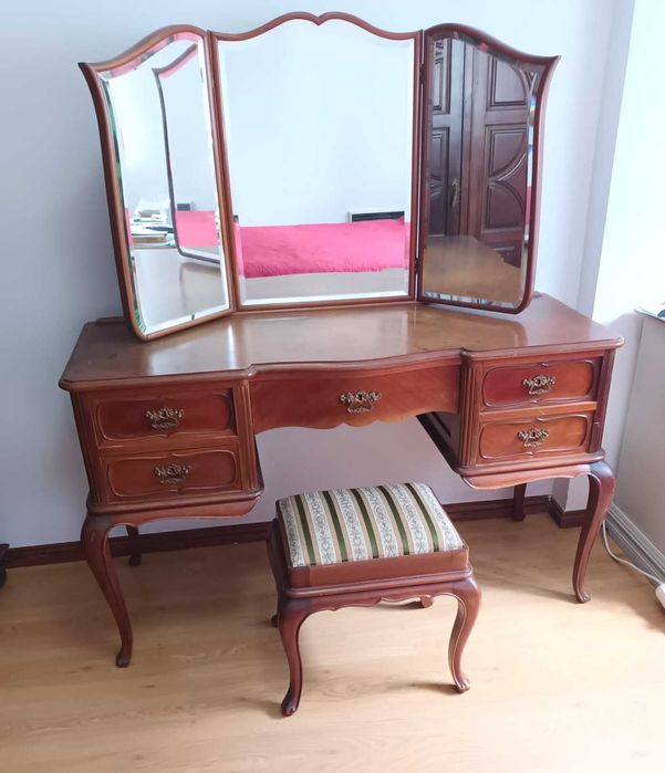 Penteadeira/ toucador estilo Queen Anne.