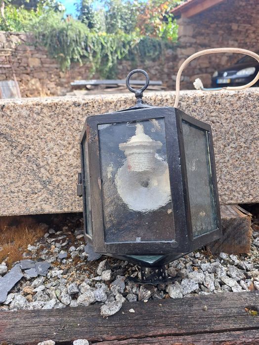 Lanterna Exterior em Metal e Vidro