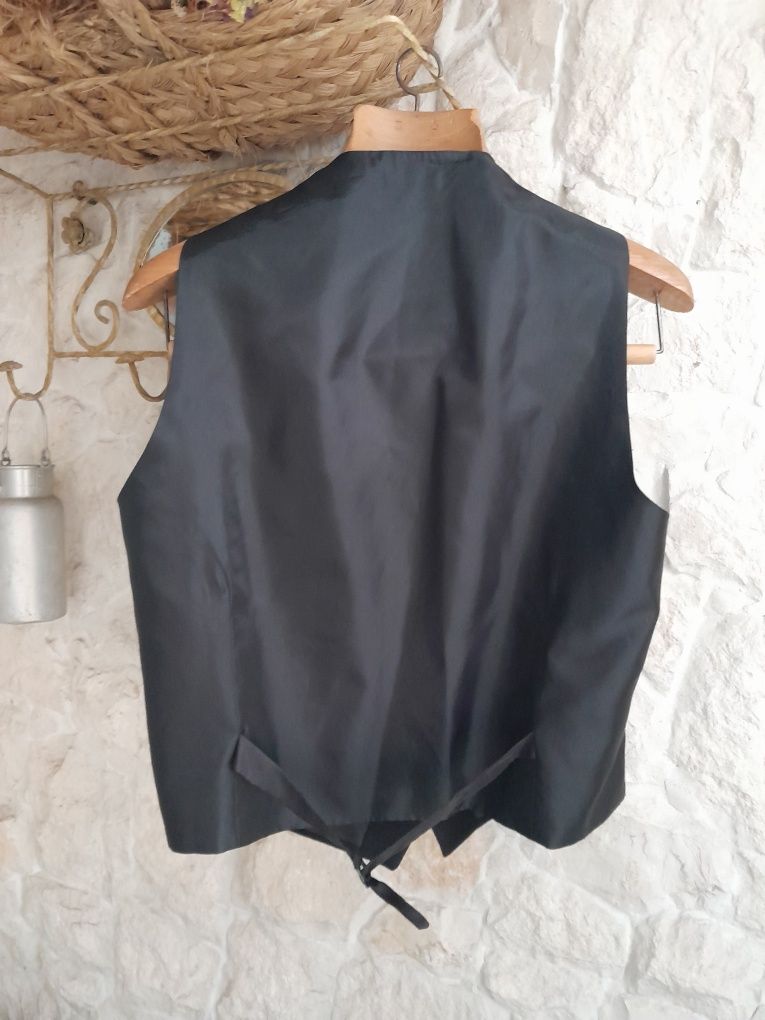 Colete  preto Homem numero 48.