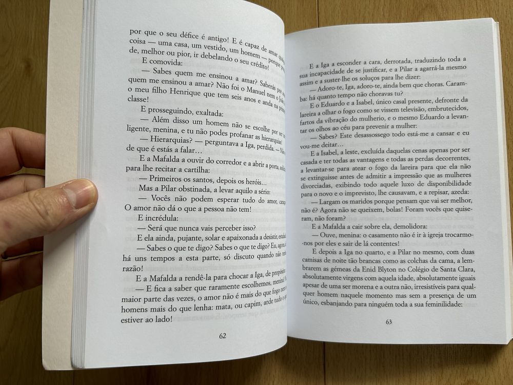 Livro “Uma Mulher Não Chora” de Rita Ferro