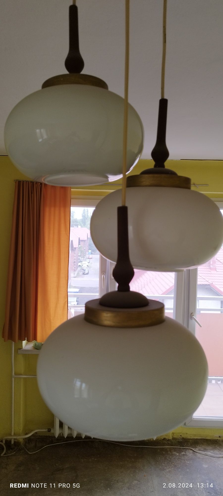 Lampa wisząca PRL 3 białe kule i złoto