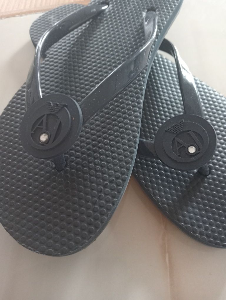 Wygodne klapki damskie Armani