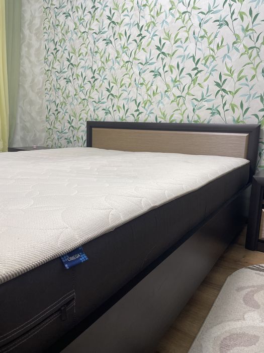 Спальня коен, ліжко, комод, тумба, дзеркало