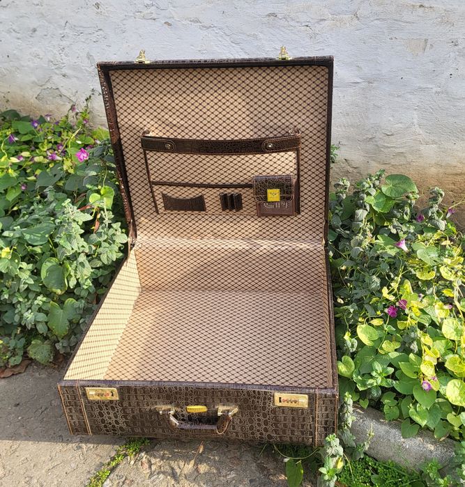 Коричневый чемодан