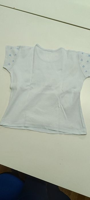 T shirt de menina marca Benetton . Usado