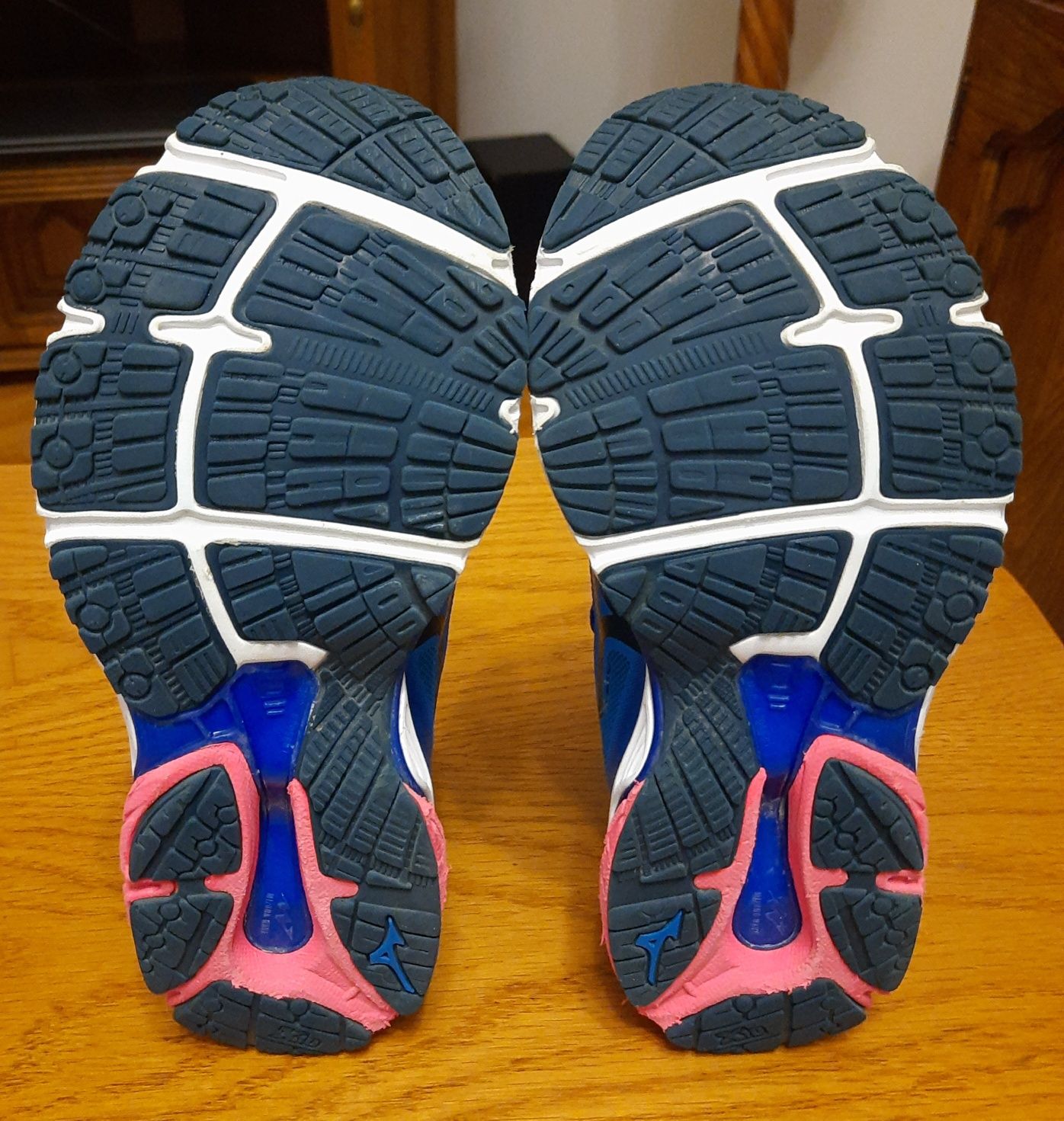 Кросівки Mizuno Wave Prodigy 4 (розмір 38/24см) в ідеальному стані