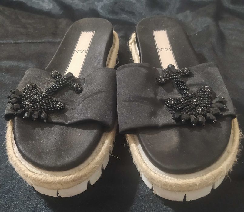 Шльопанці в'єтнамки жіночі та інше взуття.