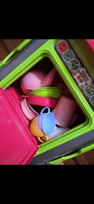 Дитяча кухнЯ з посудом.